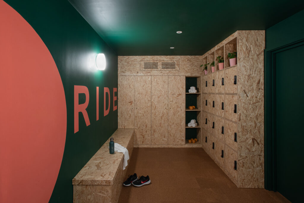 Ride cloakroom: lockers and bench